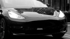 Elképesztő felhívás: Elon Musk olyan dolgozókat akar, akik készek feláldozni a magánéletüket egy 25 000 dolláros autóért