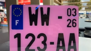 Megdöbbentő fordulat: miért kapnak mostantól egyes autók kötelezően rózsaszín rendszámot?