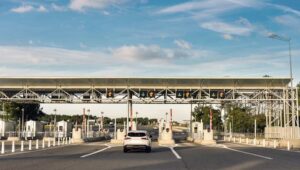 Váratlan biztonsági rés máris térdre kényszeríti a szabadáramlású útdíjrendszert