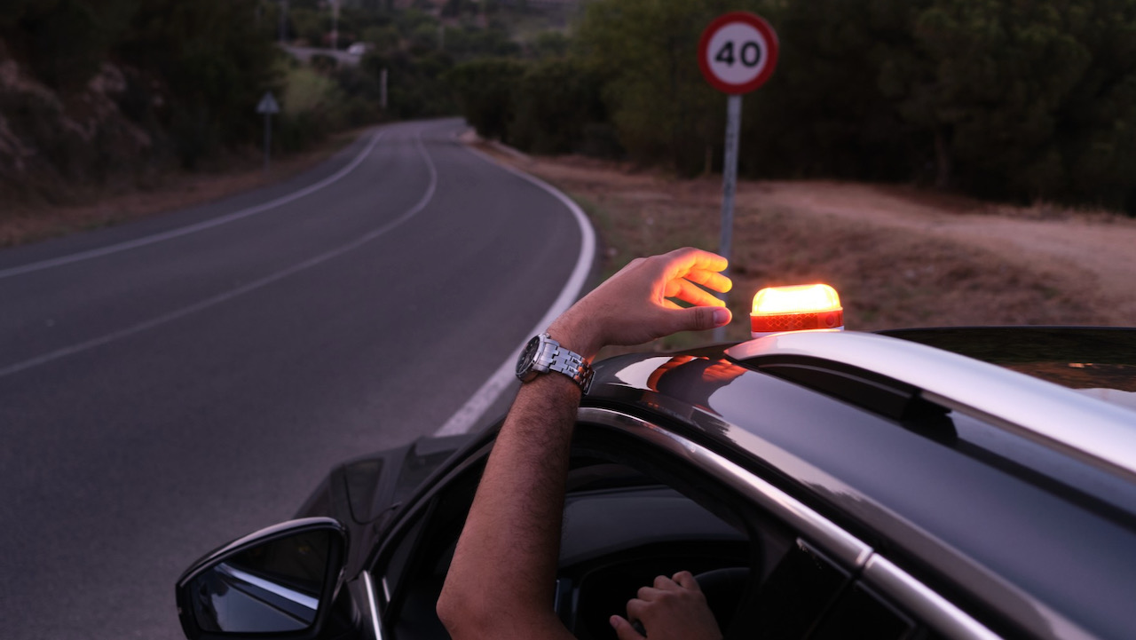 A V16-os jelzőfények gyártói is panaszkodnak: a DGT-től kérik a használatuk pontosítását