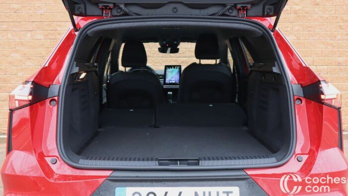 Mitsubishi Grandis MHEV Trunk Test 8 700x394