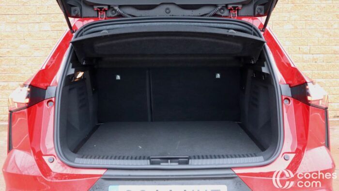Mitsubishi Grandis MHEV Trunk Test 1 700x394