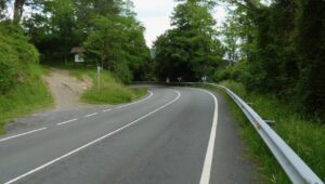 Az autósiskoláknak minimális gyakorlatot kell biztosítaniuk a másodlagos utakon?