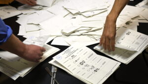 Bezárulnak a szavazók Magyarországon, hamarosan első eredmények várható Orbán legkeményebb választásán