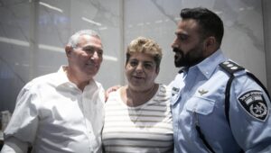 Magyarországra érkezik az izraeli nő, aki sütikkel dacolt a terroristákkal