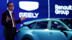 Soha nem látott modelloffenzíva: a Renault 36 új modellel búcsút int a dízeltől és a benzintől – miért lehet ez óriási kockázat?