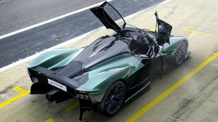 Aston Martin Valkyrie Spider 2 700x394