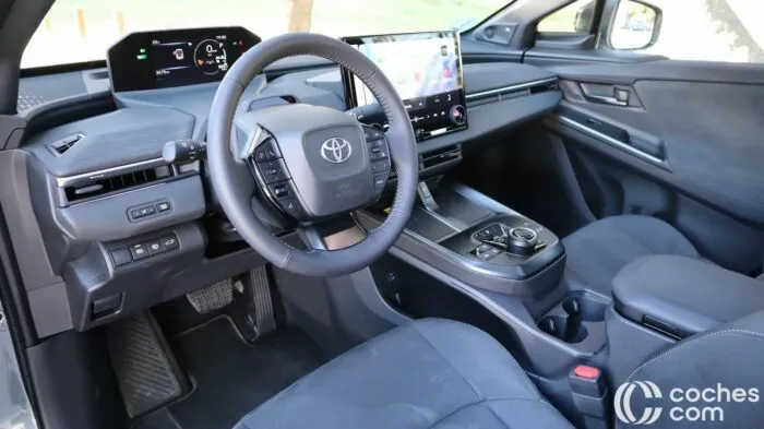 Toyota CH R elektromos belső teszt 9 700x393