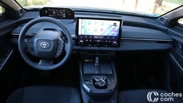 Toyota CH R elektromos belső teszt 17 700x393