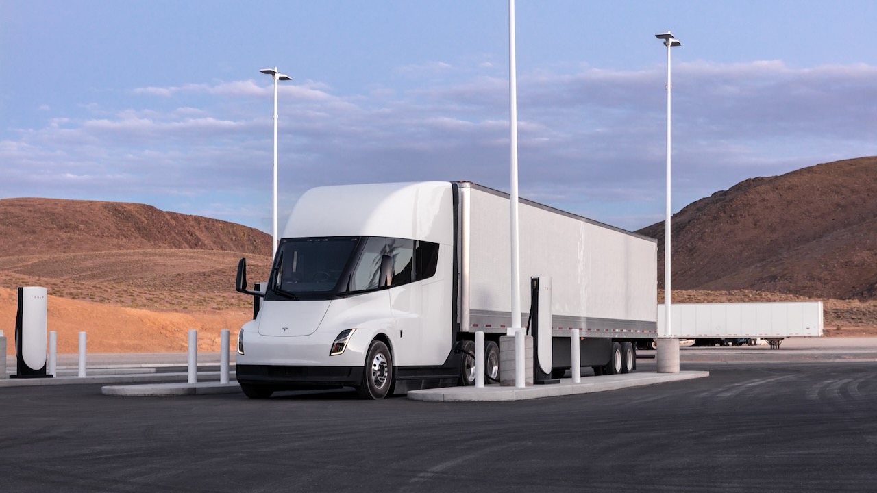 Majdnem egy évtizeddel később úgy tűnik, hogy a Tesla Semi készen áll az európai érkezésre