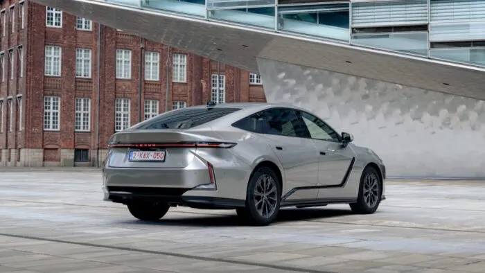 Lexus ES 300h Statikus 1 700x394