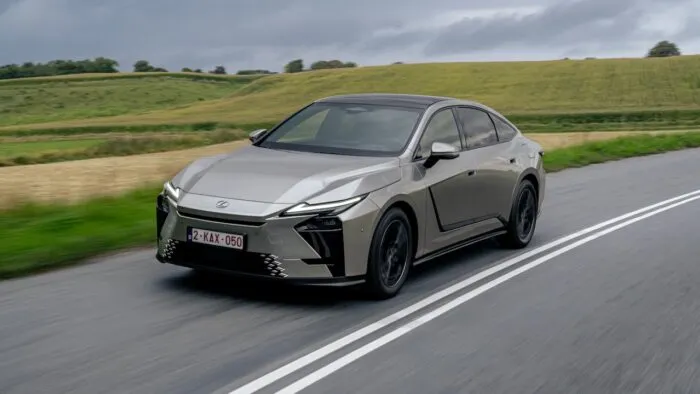 Lexus ES 300h Dinamico 18 700x394