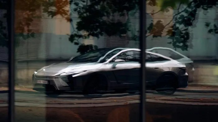 Lexus ES 300h Dinamico 6 700x394