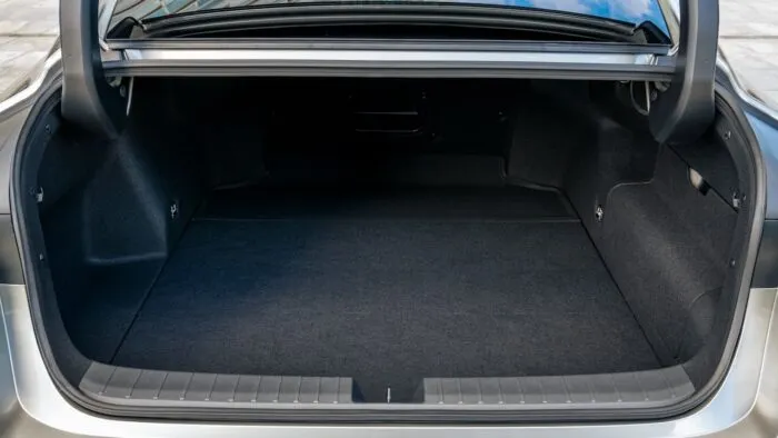 Lexus ES 300h belső 9 700x394