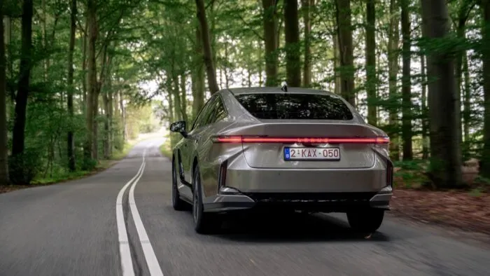 Lexus ES 300h Dinamico 7 700x394