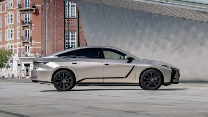 Lexus ES 300h Statikus 3 700x394