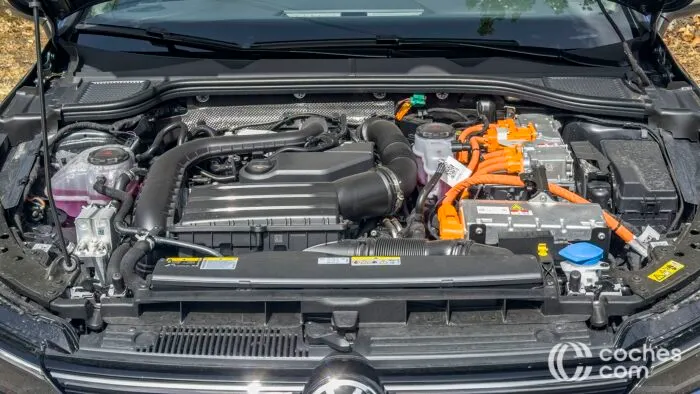 Volkswagen Golf Phev Test 14 700x394
