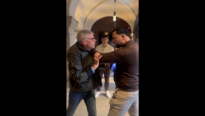 Belga jobboldali politikust megvert a marokkói tömeg az antwerpeni városházán