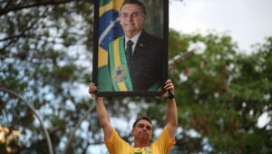 Flávio Bolsonaro állítólag Brazíliából az Egyesült Államokba menekül