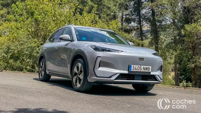 Geely E5 teszt 01 700x393